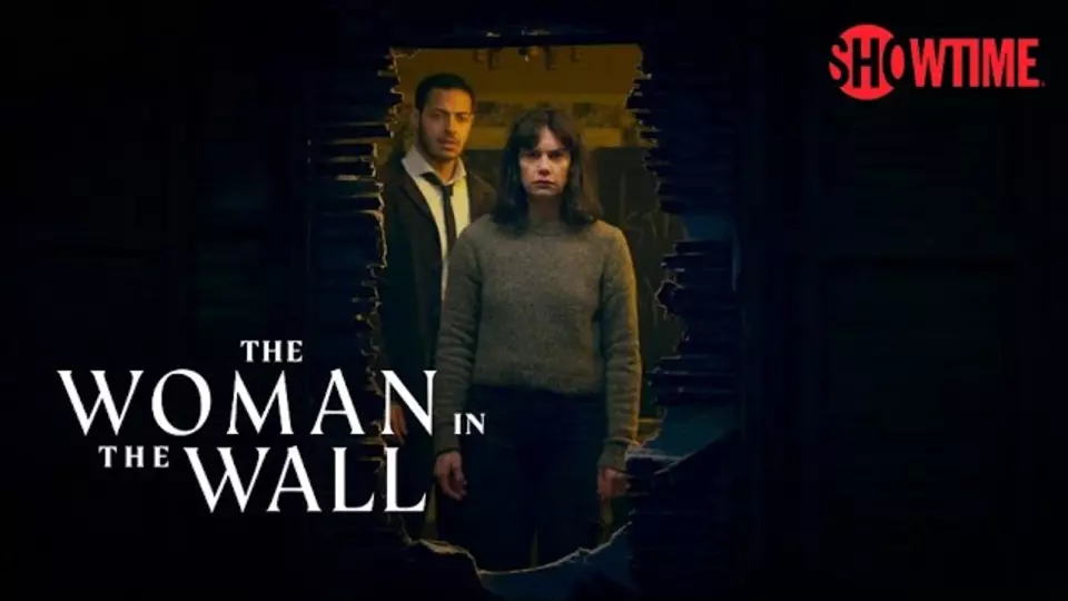 Женщина в стене