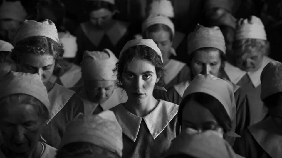 Девушка с иглой